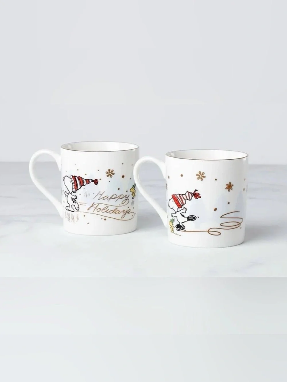 LENOX. Set of 2 mugs featuring Snoopy ice skating. A festive highlight! These Sn